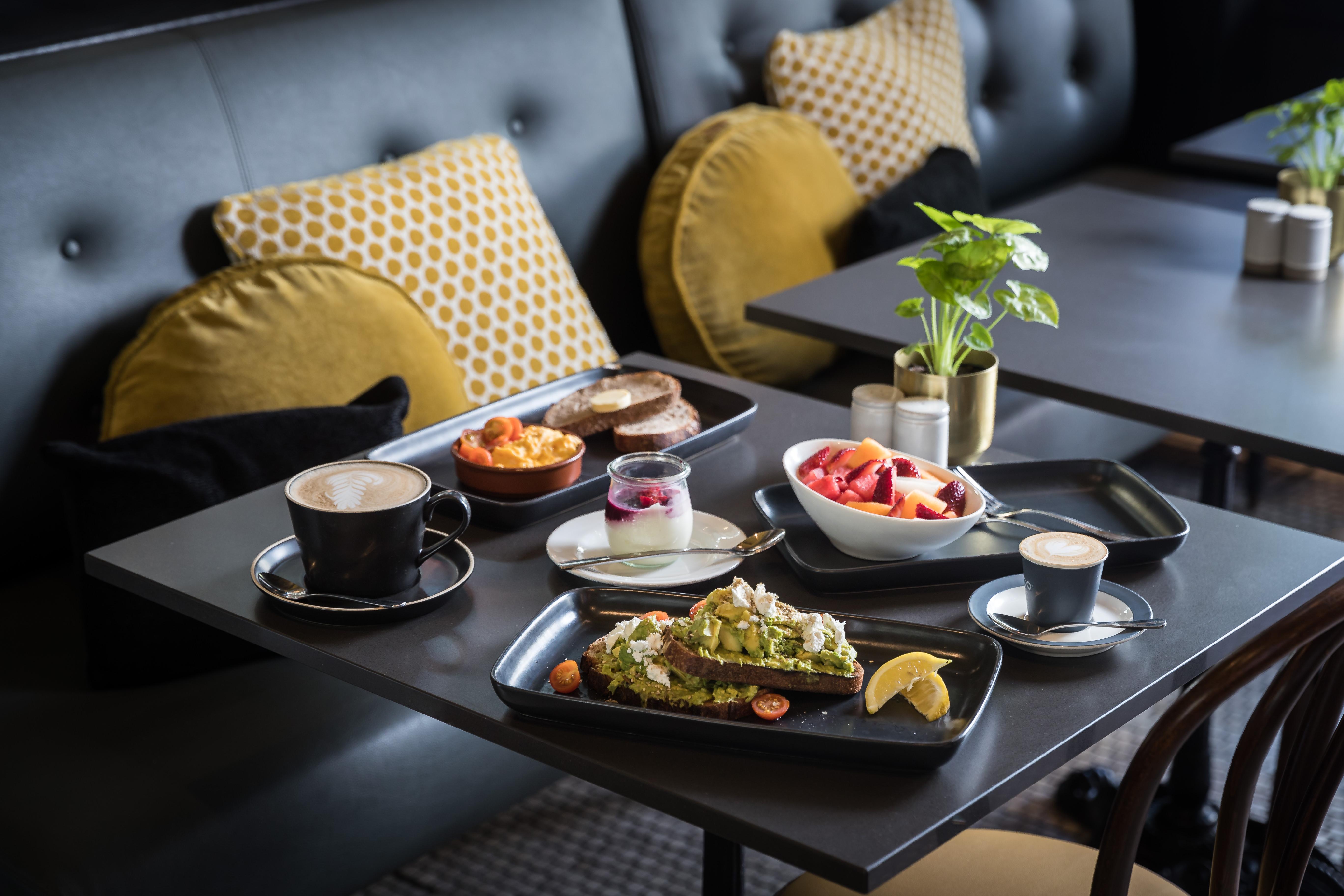 Ovolo The Valley Brisbane Exterior foto A selection of food and drink at the restaurant